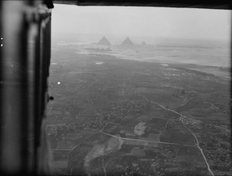 1932 aerial photograph showing the sharp boundary between cultivated Nile Valley land and surrounding Egyptian desert