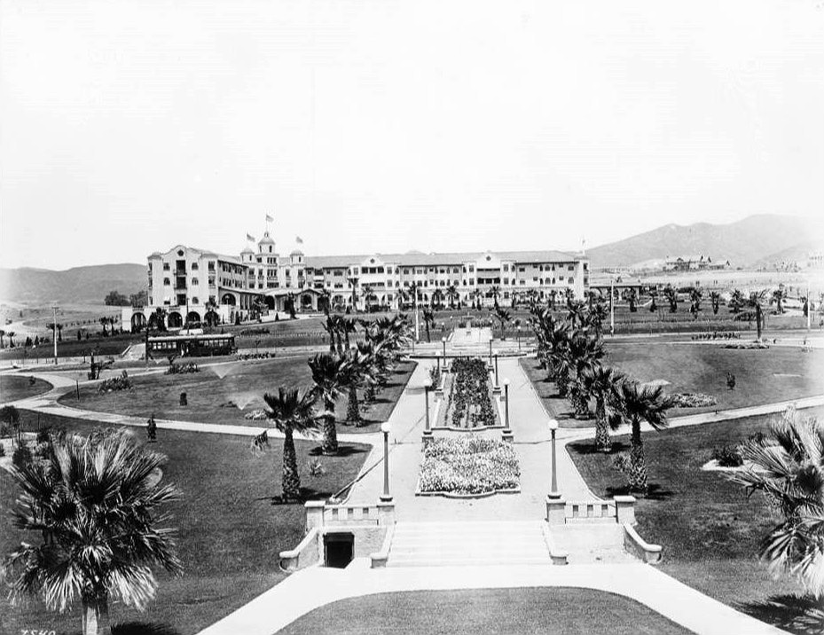 Beverly Hills Hotel — Exterior View